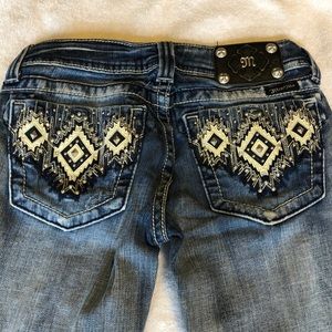 Unique pocket distressed denim jean